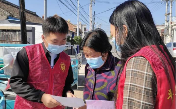 9月2日，鎮(zhèn)里的工作人員正在給村民宣傳生物質(zhì)清潔取暖的好處，從經(jīng)濟(jì)、環(huán)保、安全、高效、便捷等方面向群眾詳細(xì)介紹，并向現(xiàn)場(chǎng)群眾和過(guò)往行人發(fā)放《生物質(zhì)顆粒爐具政策解讀及安裝明白紙頁(yè)》，對(duì)群眾關(guān)心關(guān)注的問(wèn)題進(jìn)行答疑解惑。